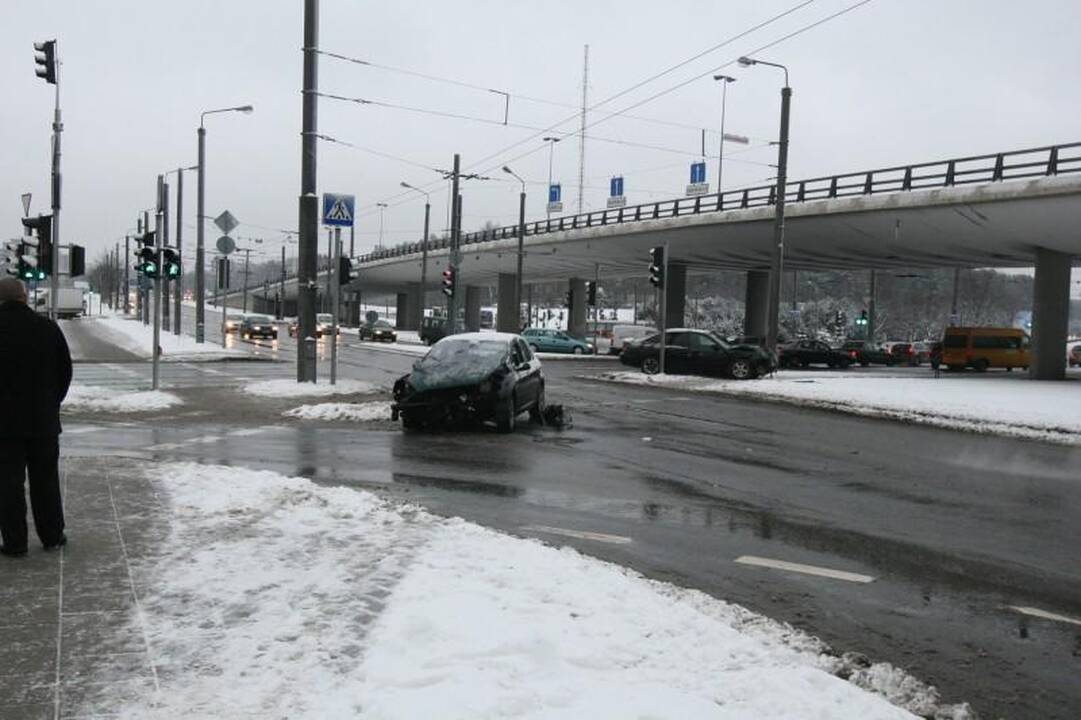 Nepastabumo kaina – trys sudaužyti automobiliai