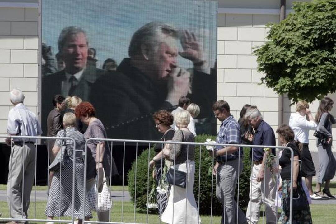 Atsisveikinti su prezidentu A.M.Brazausku plūsta šimtai žmonių 