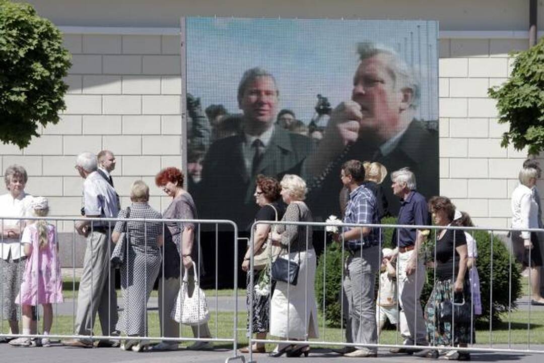 Atsisveikinti su prezidentu A.M.Brazausku plūsta šimtai žmonių 