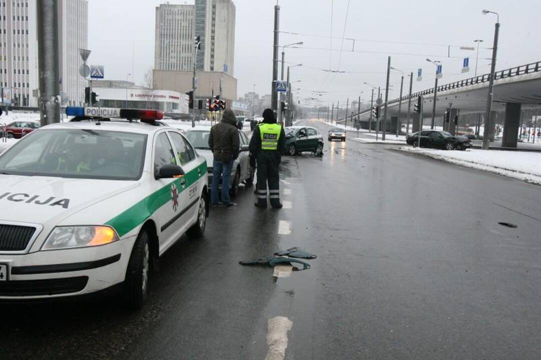 Nepastabumo kaina – trys sudaužyti automobiliai