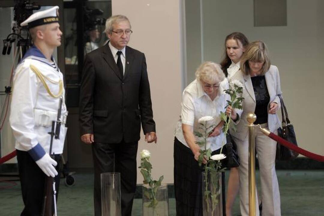 Atsisveikinti su prezidentu A.M.Brazausku plūsta šimtai žmonių 