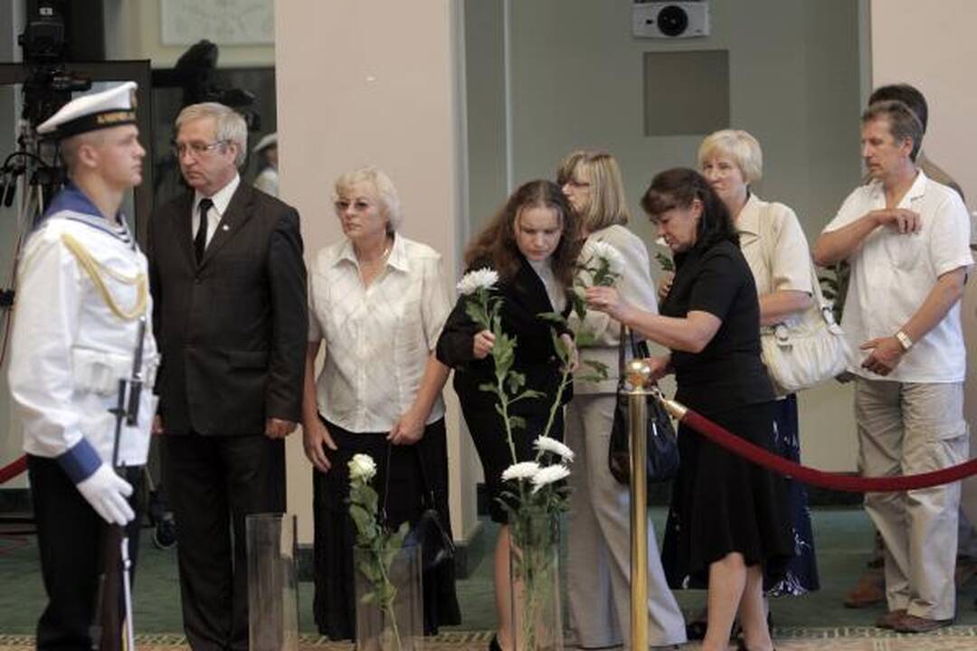 Atsisveikinti su prezidentu A.M.Brazausku plūsta šimtai žmonių 