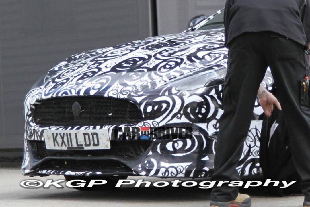 Gatvėje užfiksuotas ateities „Aston Martin DB9 Spy“