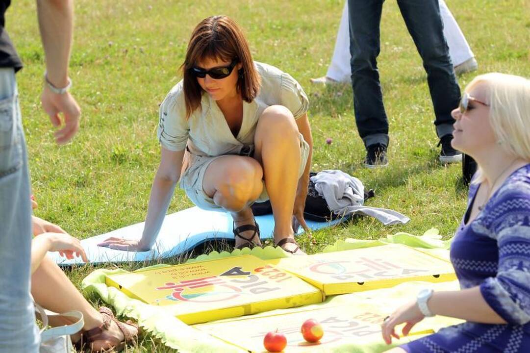 Vilniečiai prie Baltojo tilto susirinko bendrų pietų