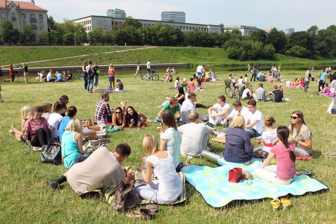 Vilniečiai prie Baltojo tilto susirinko bendrų pietų