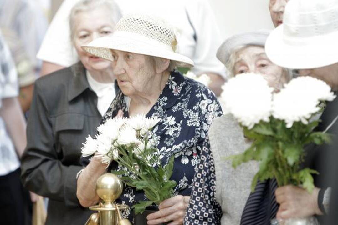 Atsisveikinti su prezidentu A.M.Brazausku plūsta šimtai žmonių 