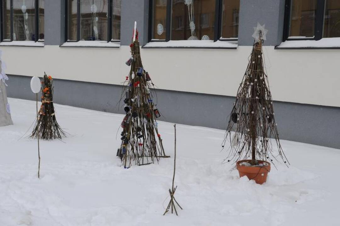 Vilniaus centrą papuošė neįprastos gimnazistų eglutės