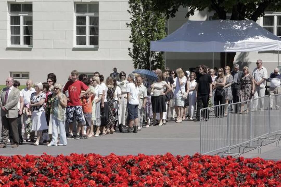 Atsisveikinti su prezidentu A.M.Brazausku plūsta šimtai žmonių 
