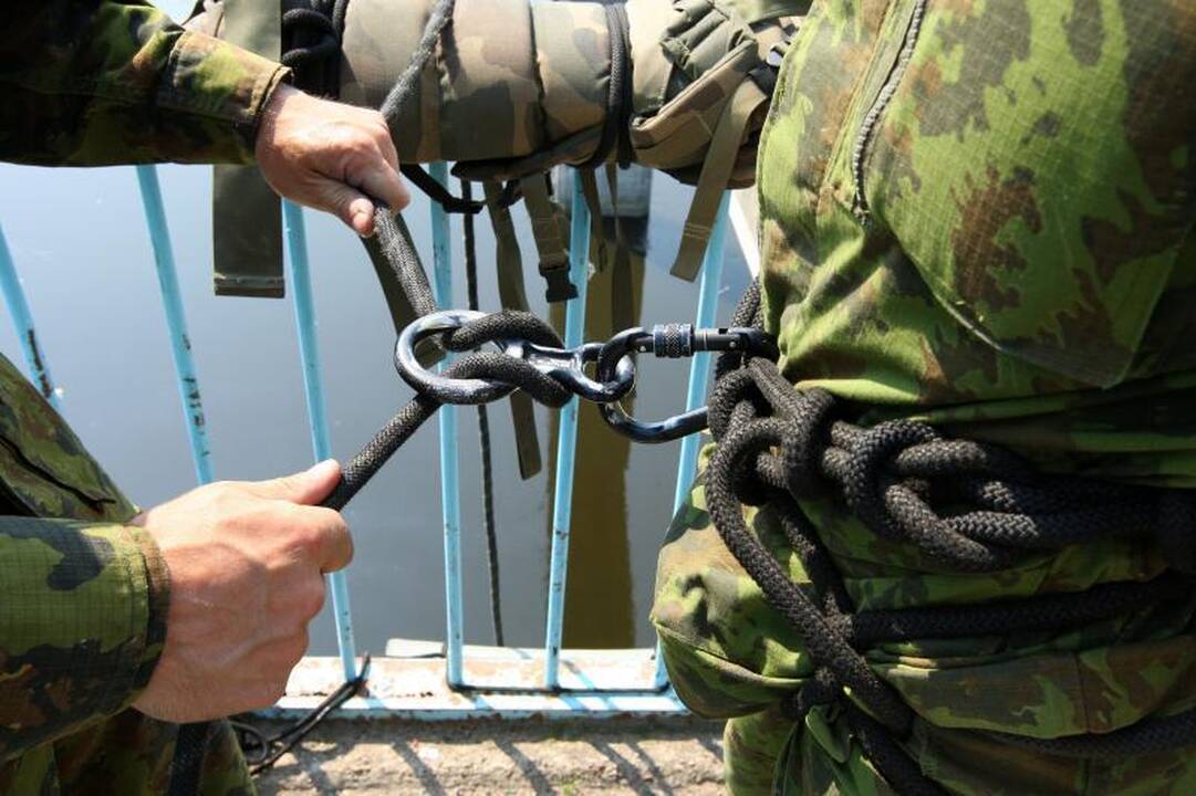 Nuo tilto į Panemunės šilą - šuolis žemyn su virve