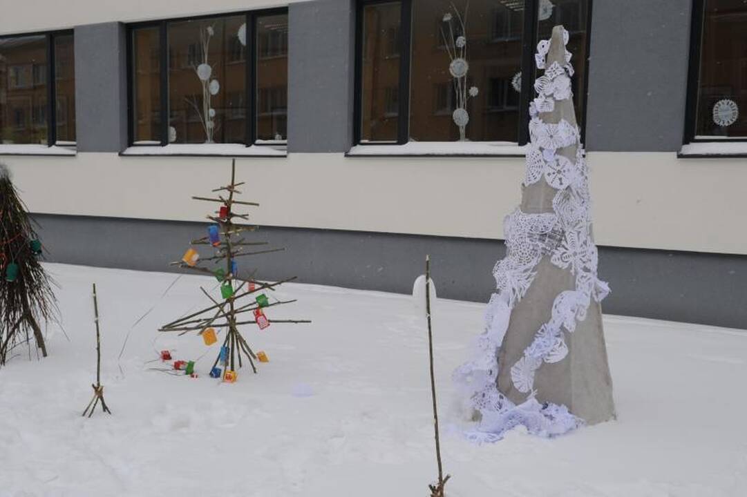 Vilniaus centrą papuošė neįprastos gimnazistų eglutės