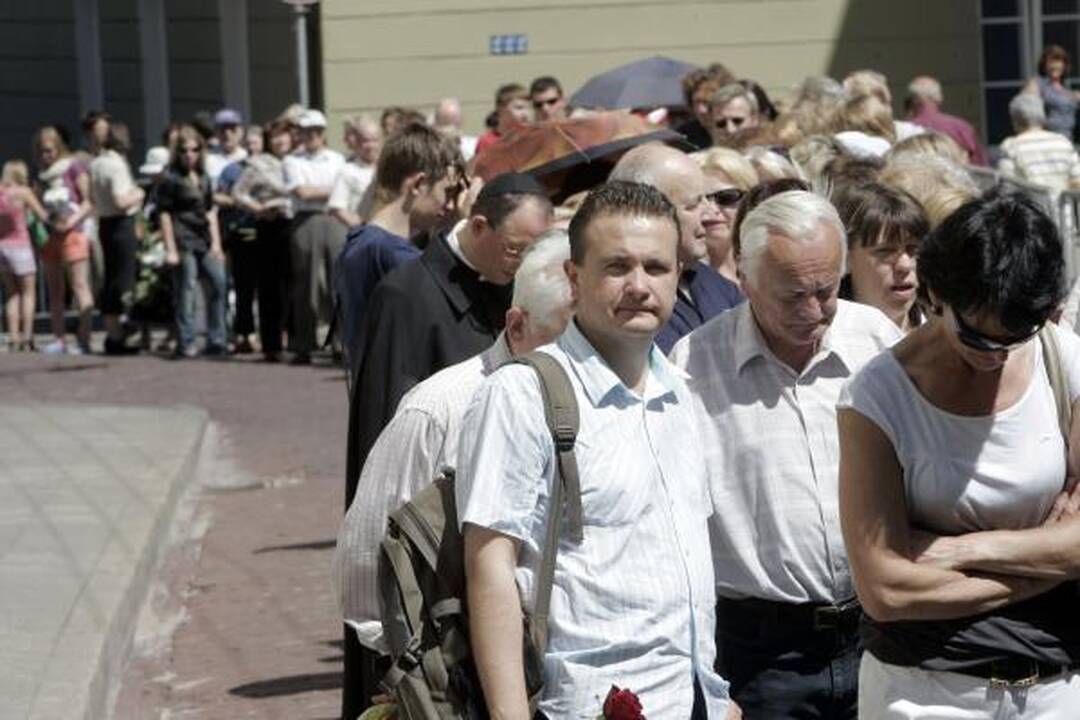 Atsisveikinti su prezidentu A.M.Brazausku plūsta šimtai žmonių 