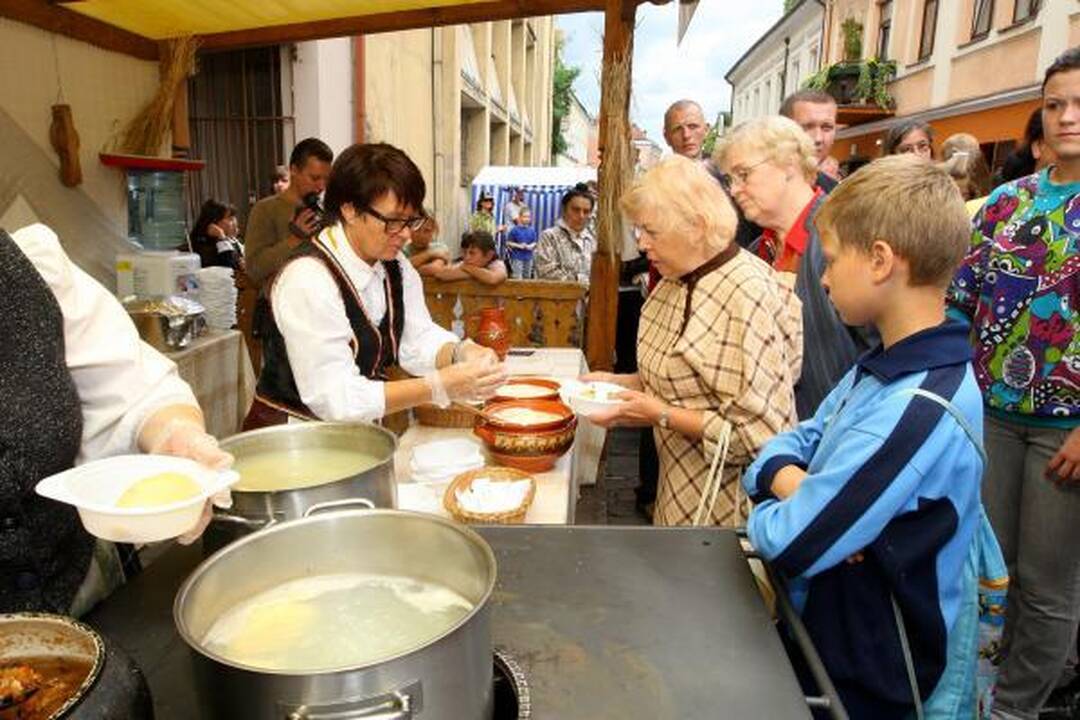 Prie nemokamų cepelinų nusidriekė eilė