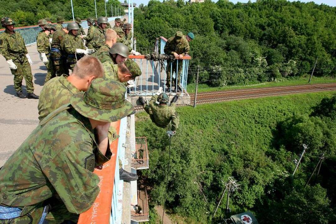 Nuo tilto į Panemunės šilą - šuolis žemyn su virve