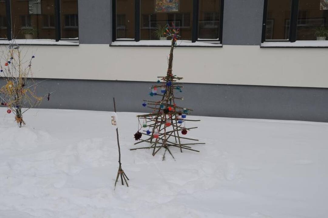 Vilniaus centrą papuošė neįprastos gimnazistų eglutės