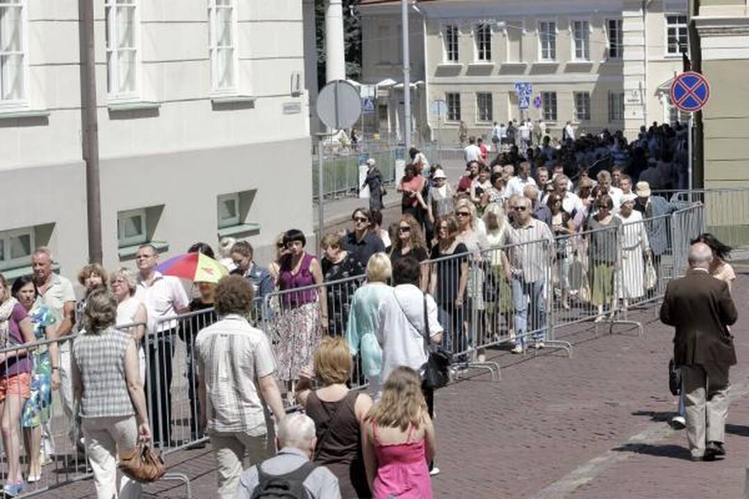 Atsisveikinti su prezidentu A.M.Brazausku plūsta šimtai žmonių 