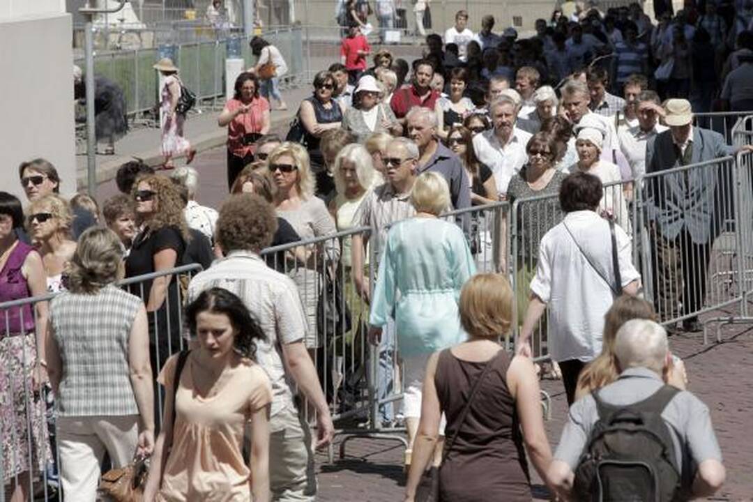 Atsisveikinti su prezidentu A.M.Brazausku plūsta šimtai žmonių 