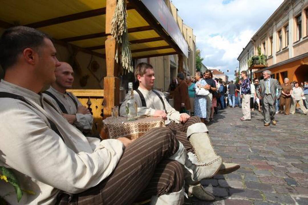 Prie nemokamų cepelinų nusidriekė eilė