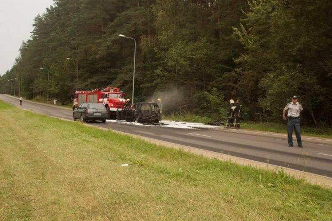 Sostinės pakraštyje sudegė „Renault Espace“