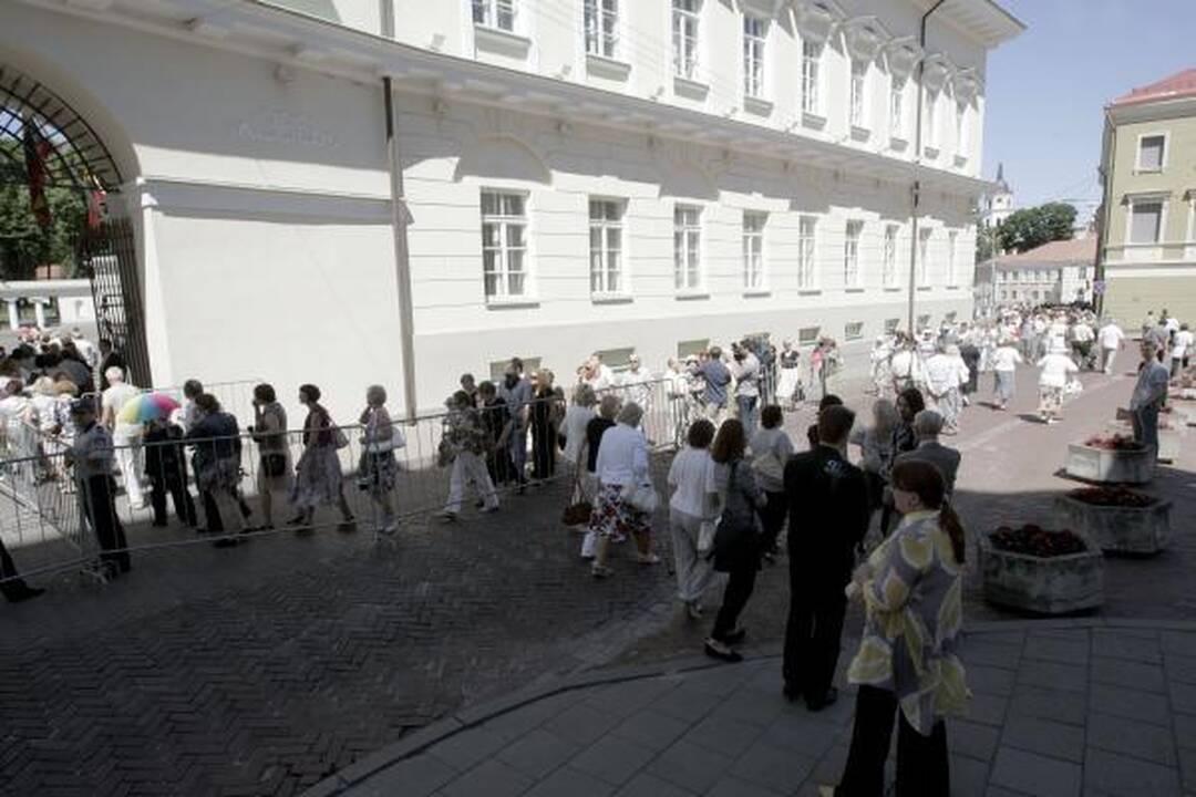 Atsisveikinti su prezidentu A.M.Brazausku plūsta šimtai žmonių 