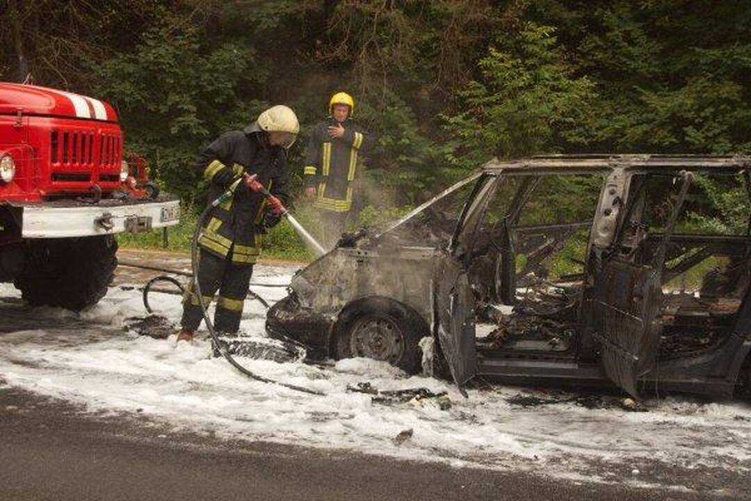 Sostinės pakraštyje sudegė „Renault Espace“