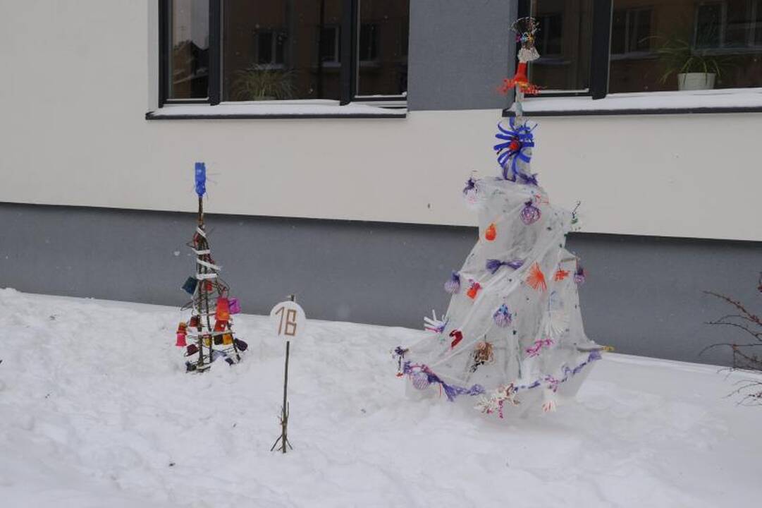 Vilniaus centrą papuošė neįprastos gimnazistų eglutės