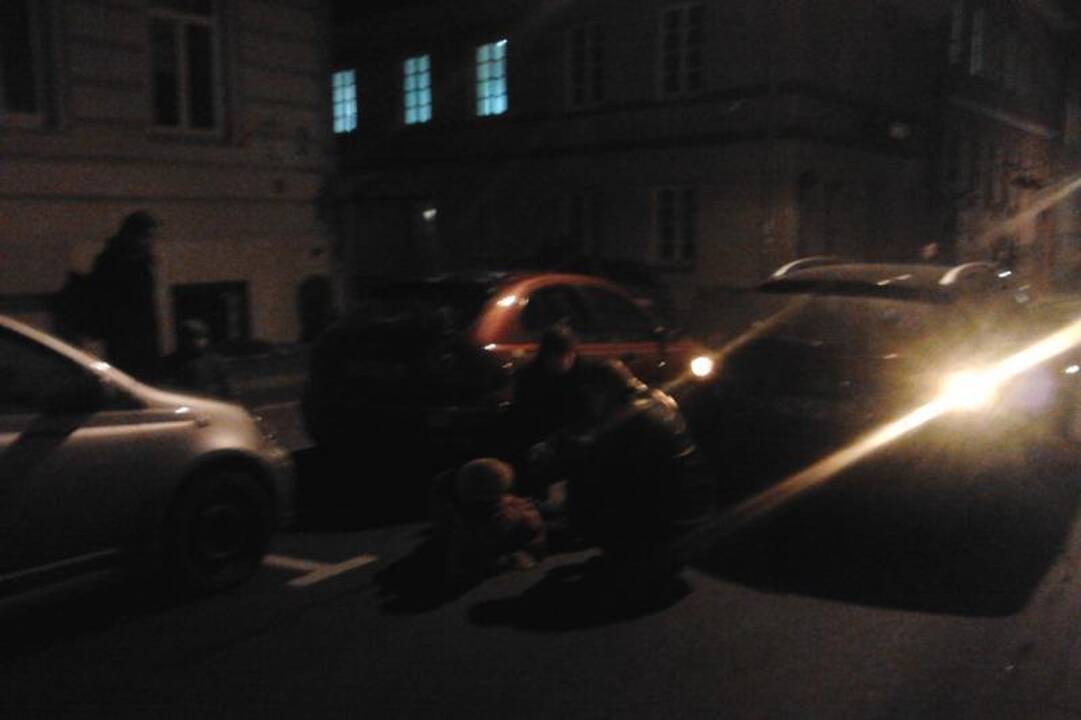 Vilniaus senamiestyje automobilis partrenkė į kelią išėjusią moterį