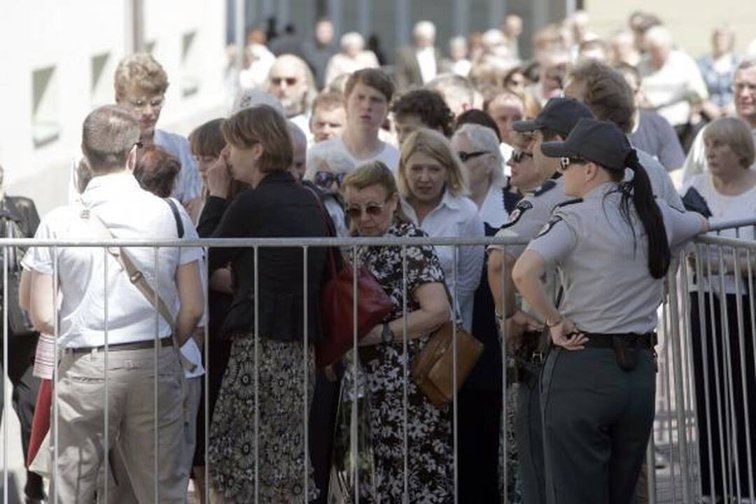 Atsisveikinti su prezidentu A.M.Brazausku plūsta šimtai žmonių 