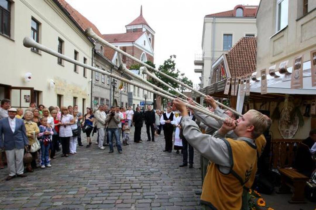 Prie nemokamų cepelinų nusidriekė eilė
