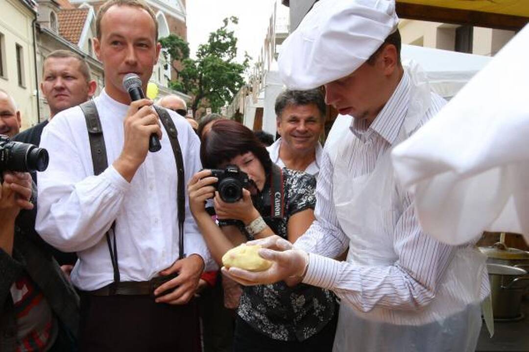 Prie nemokamų cepelinų nusidriekė eilė
