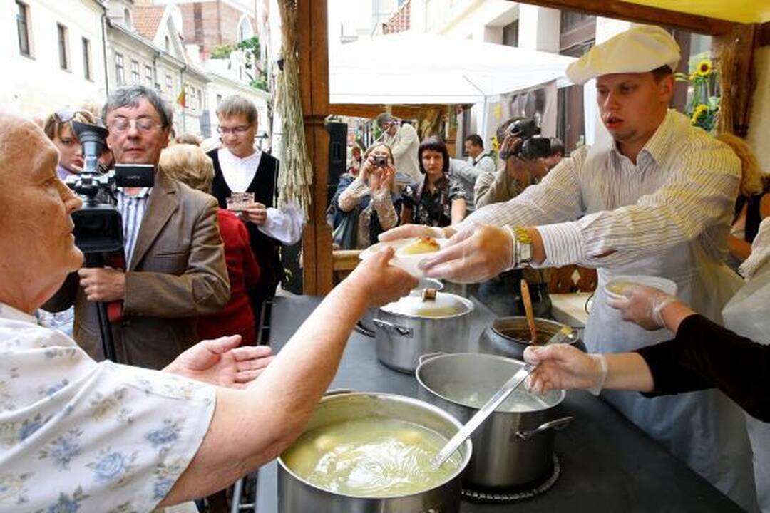 Prie nemokamų cepelinų nusidriekė eilė