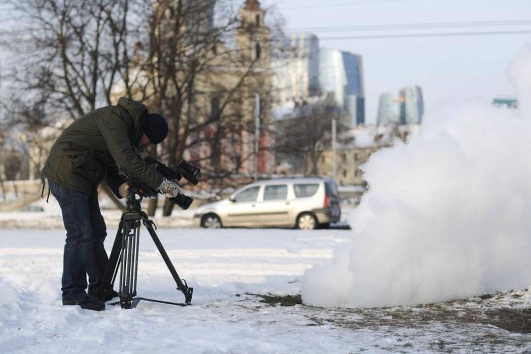 Garai iš šilumos trasos veržiasi prie Žaliojo tilto