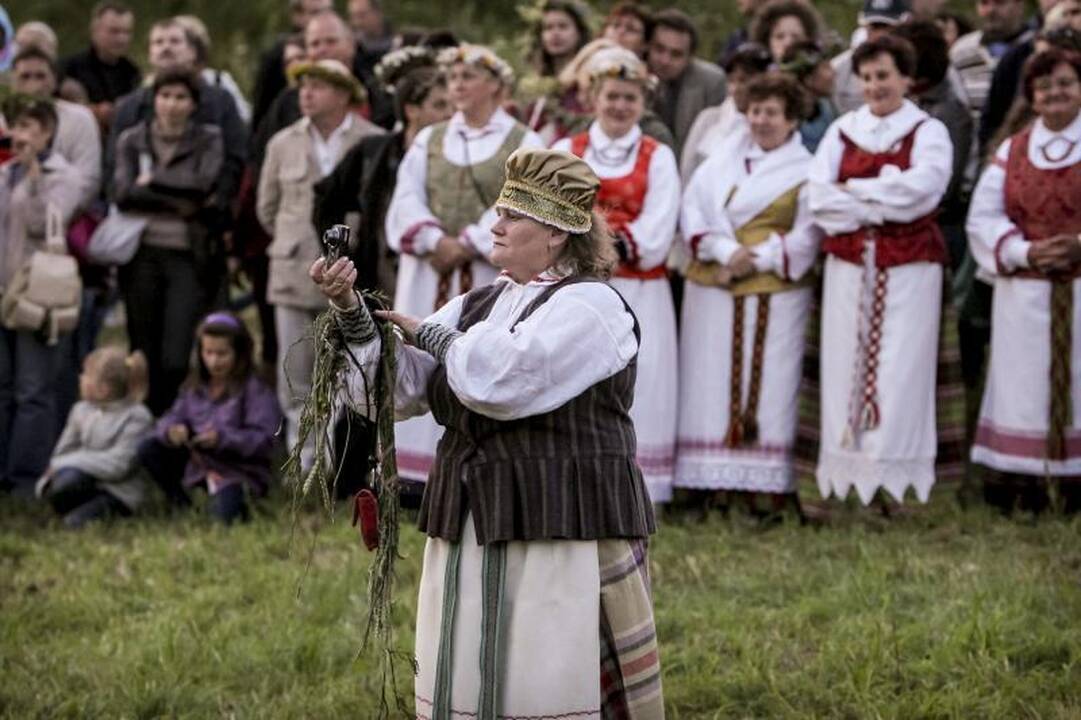 Trumpiausia metų naktis Kernavėje - su dainomis, laužais ir apeigomis