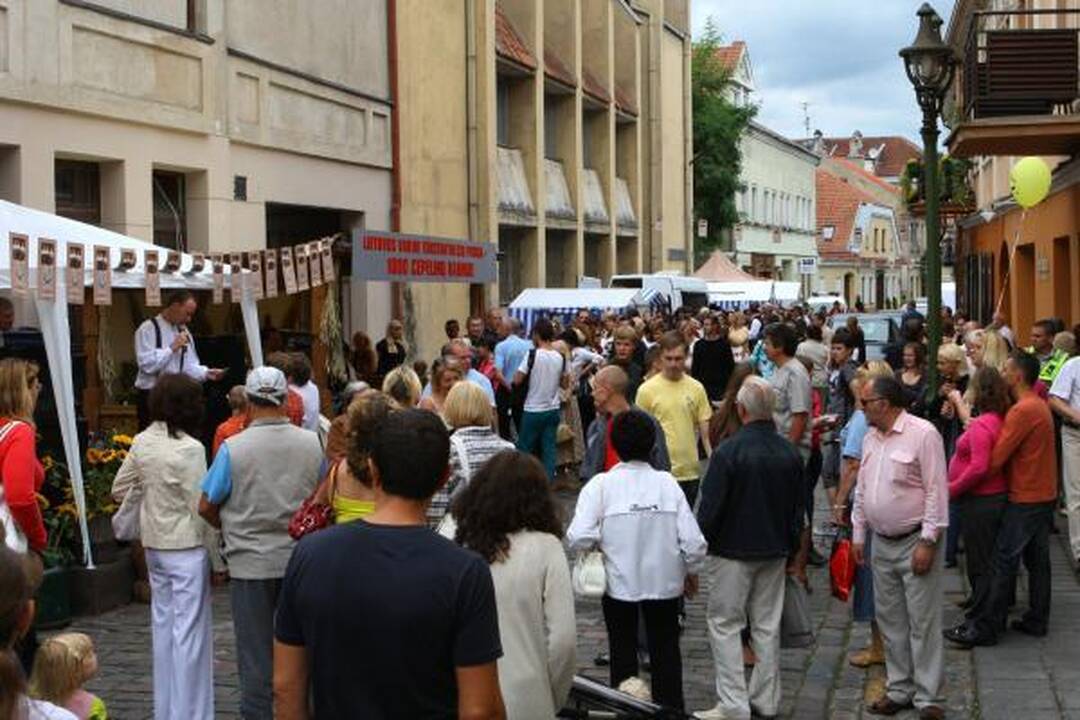 Prie nemokamų cepelinų nusidriekė eilė