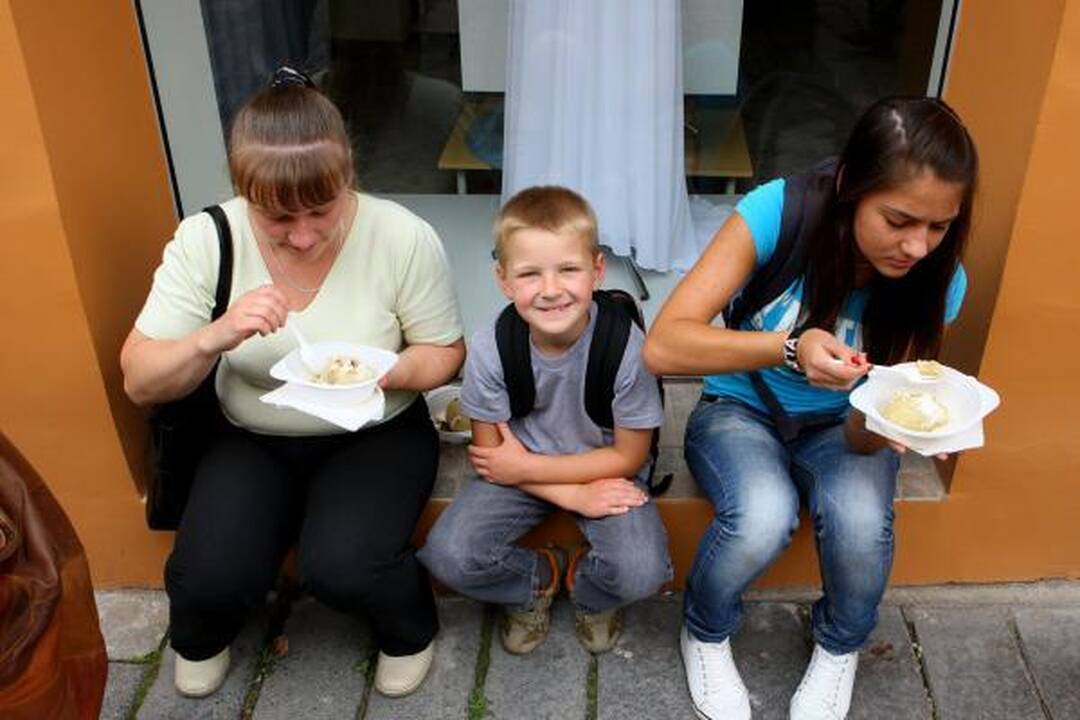 Prie nemokamų cepelinų nusidriekė eilė