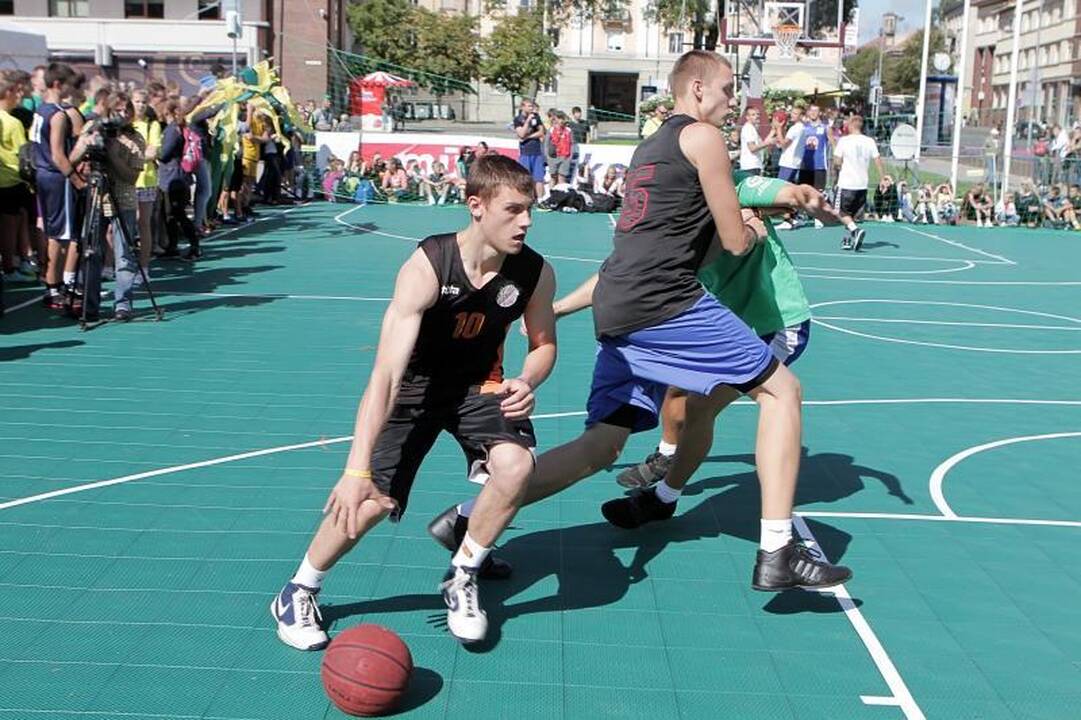 Klaipėdos Atgimimo aikštėje karaliavo krepšinis