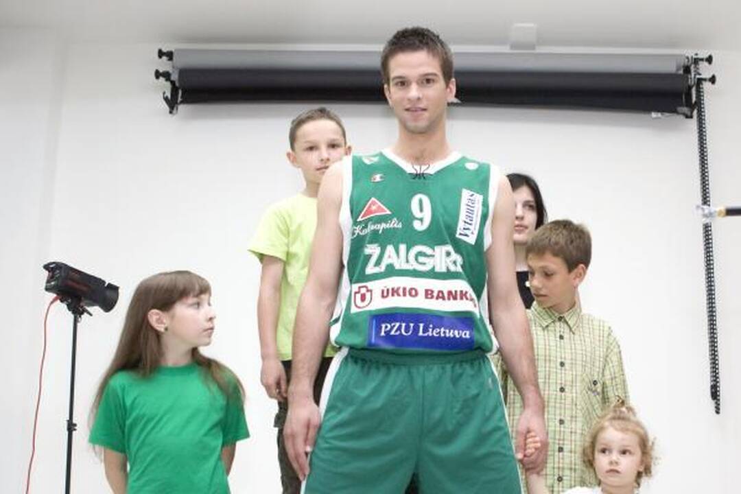 Krepšininkai pozavo nuotraukoms su vaikais