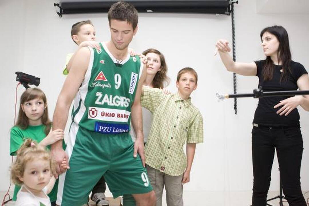 Krepšininkai pozavo nuotraukoms su vaikais