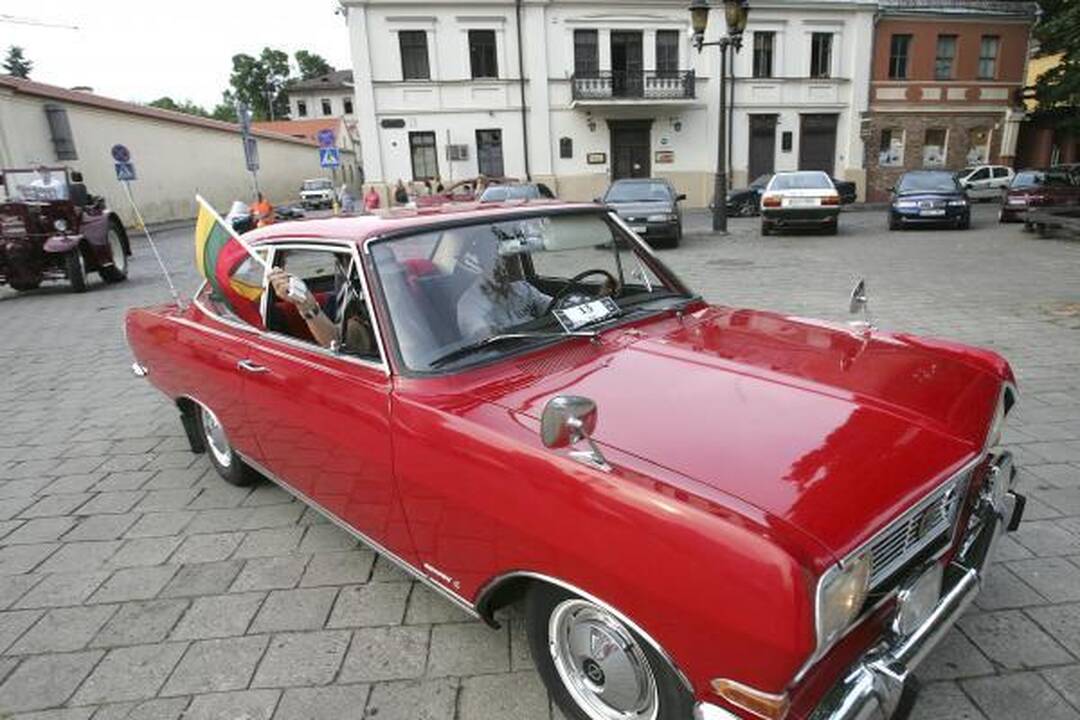 Senoviniai automobiliai atriedėjo į Kauną (papildyta)
