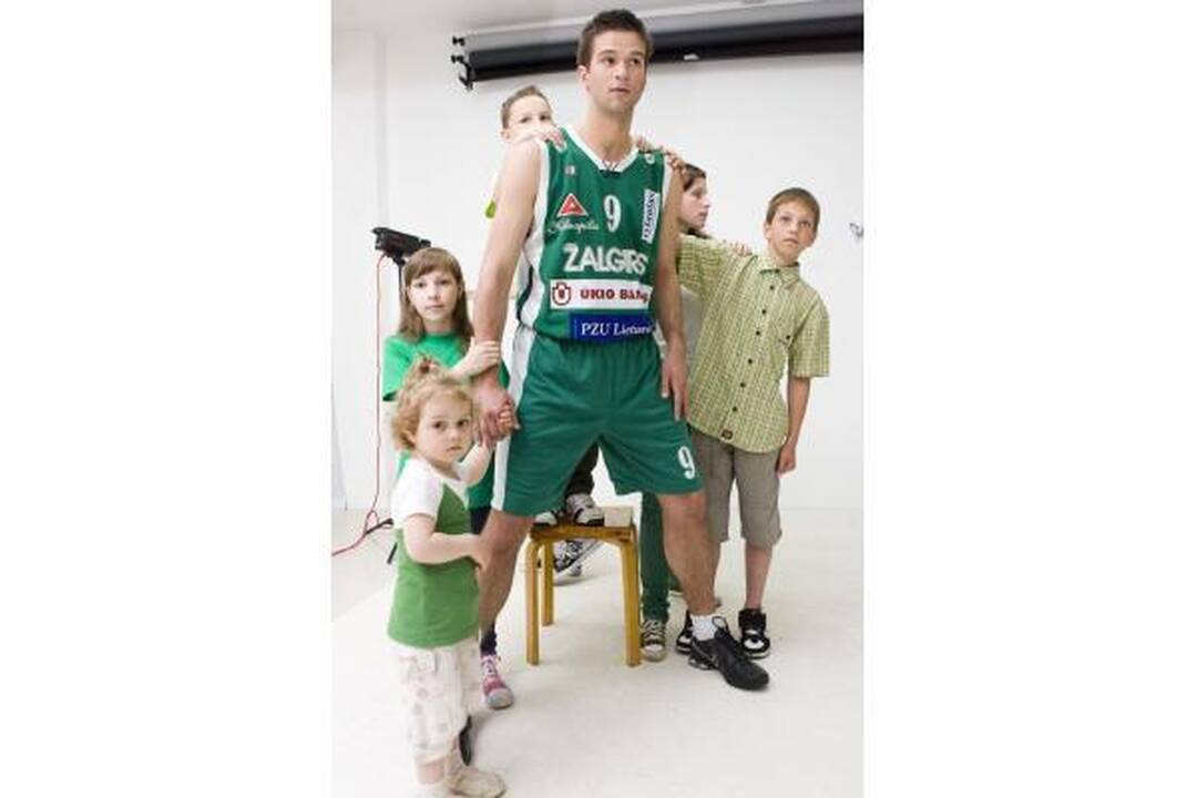 Krepšininkai pozavo nuotraukoms su vaikais