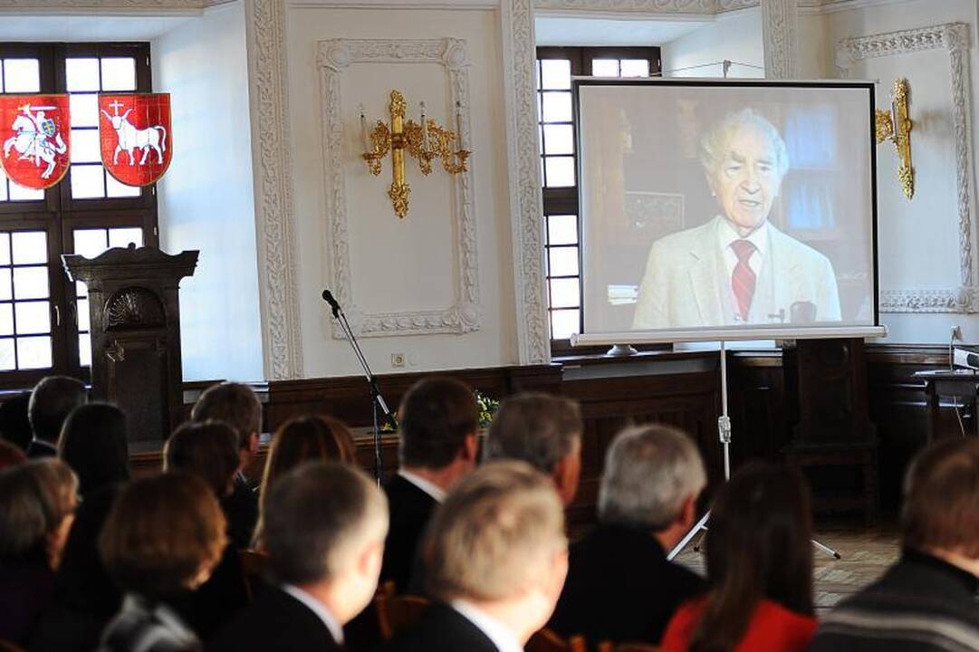 Rotušėje rašytojui P.Palilioniui įteikta B.Brazdžionio premija