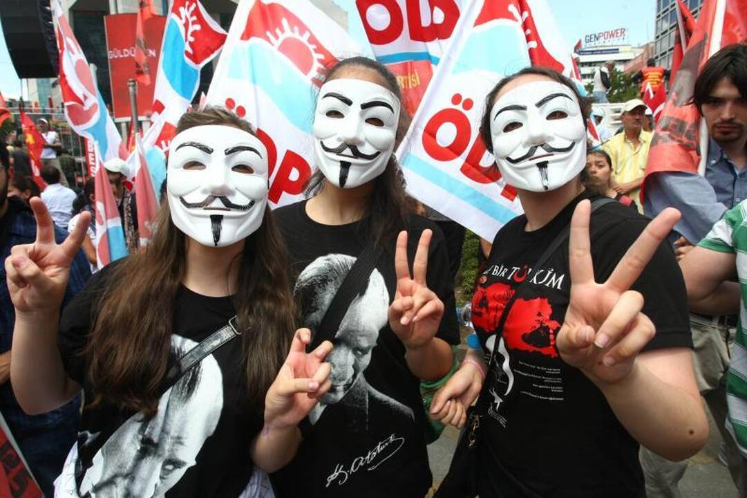 Turkijos protestuotojai reikalauja atleisti policijos vadovus