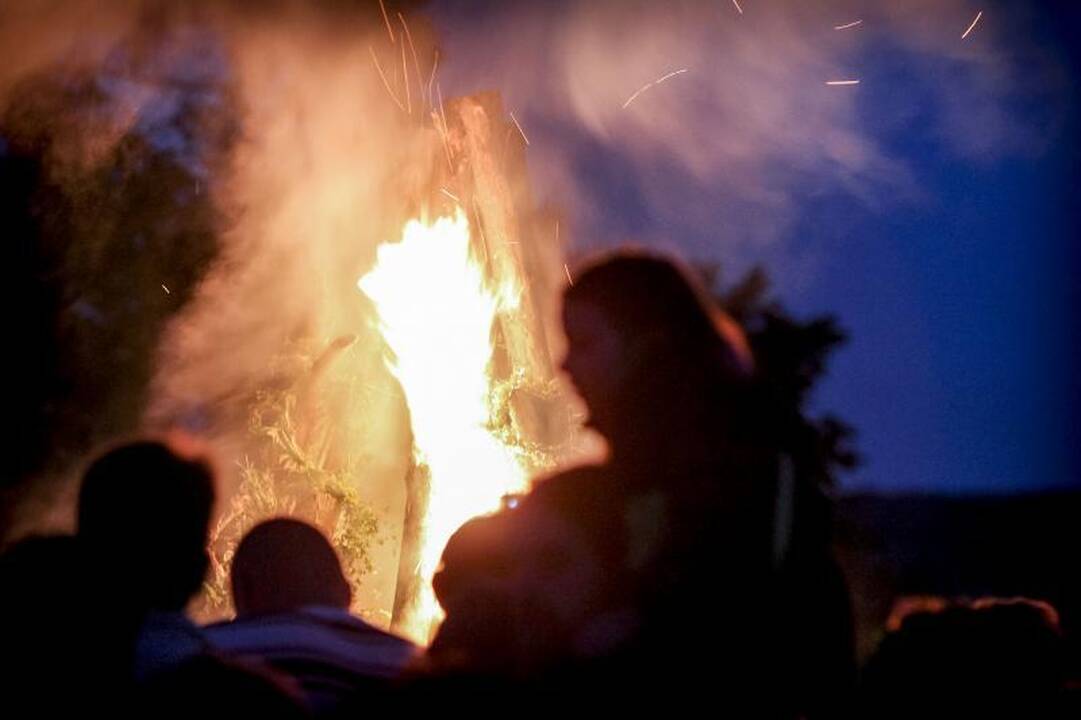 Trumpiausia metų naktis Kernavėje - su dainomis, laužais ir apeigomis