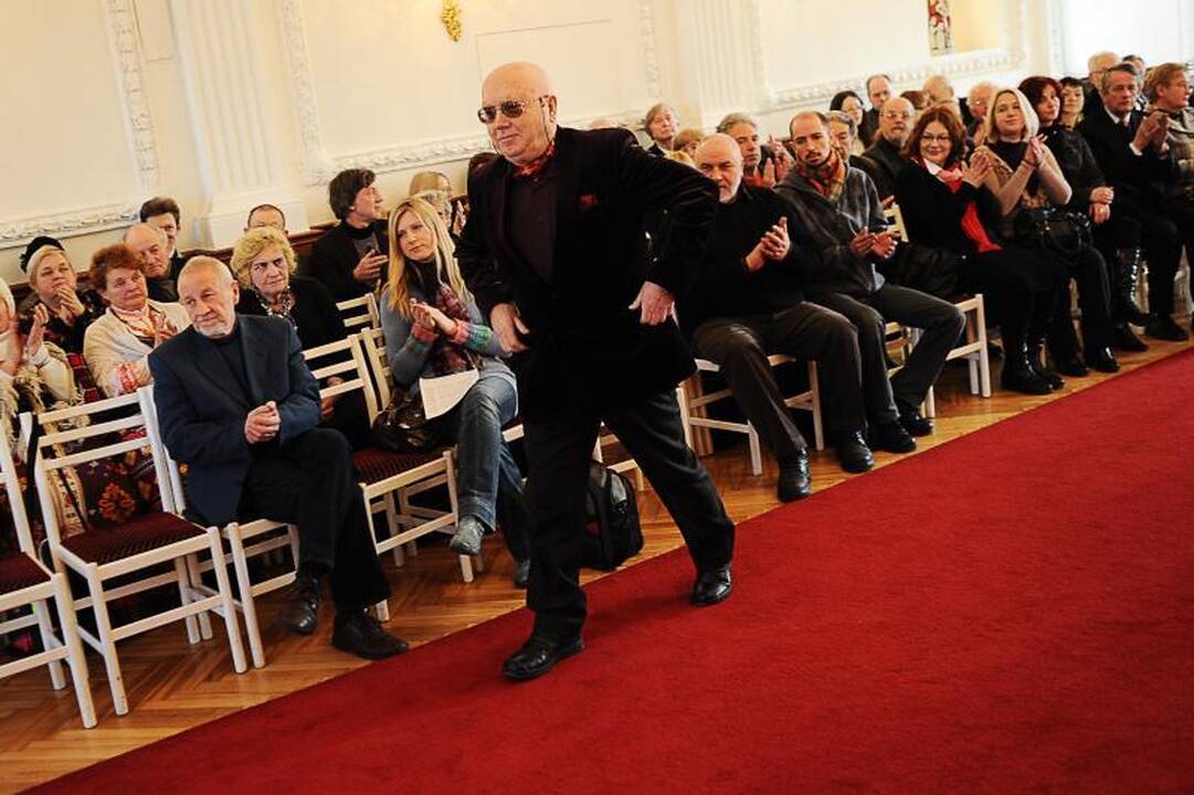 Rotušėje rašytojui P.Palilioniui įteikta B.Brazdžionio premija