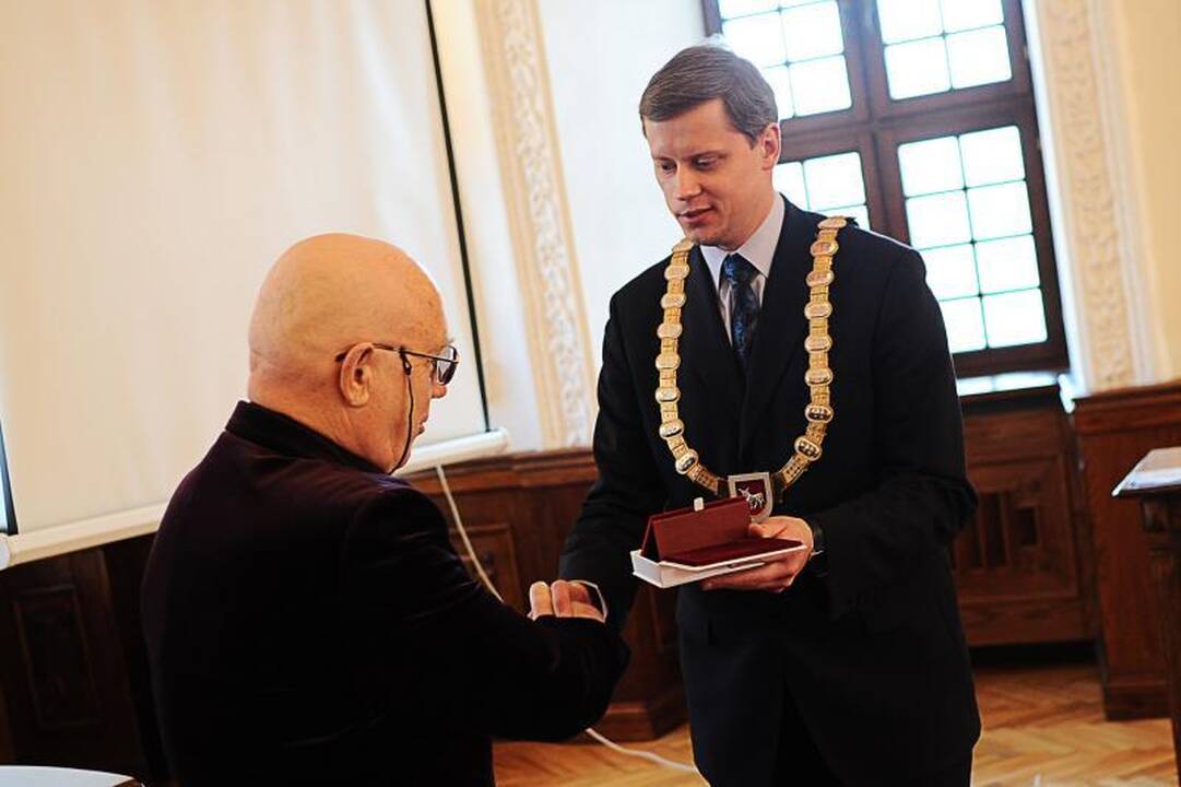 Rotušėje rašytojui P.Palilioniui įteikta B.Brazdžionio premija