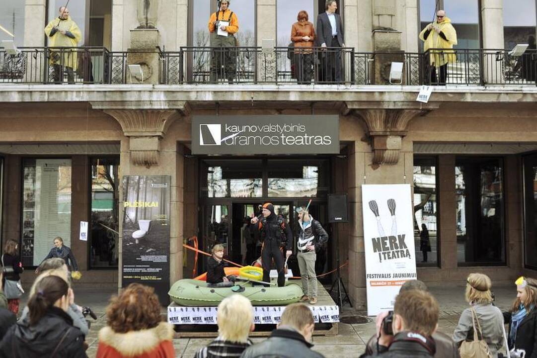 Miesto   jaunimas   neria   į   teatrą  