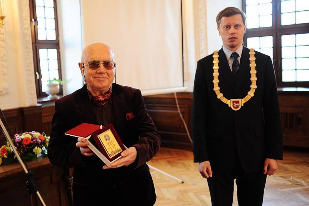 Rotušėje rašytojui P.Palilioniui įteikta B.Brazdžionio premija