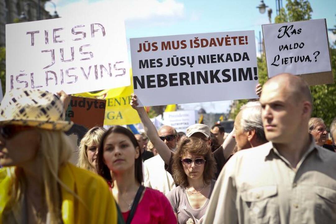 N.Venckienę palaikantys žmonės Vilniuje šaukėsi „tautos teismo“