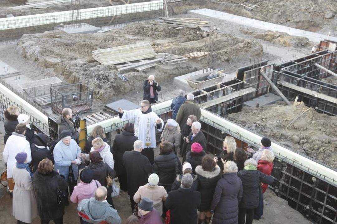 Dvasinės paramos centro pamatus sutvirtino atminimo simboliais  