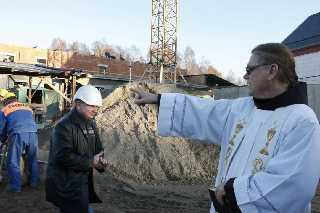 Dvasinės paramos centro pamatus sutvirtino atminimo simboliais  