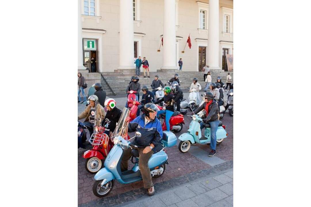 Motorolerių mėgėjai sostinėje uždarė sezoną